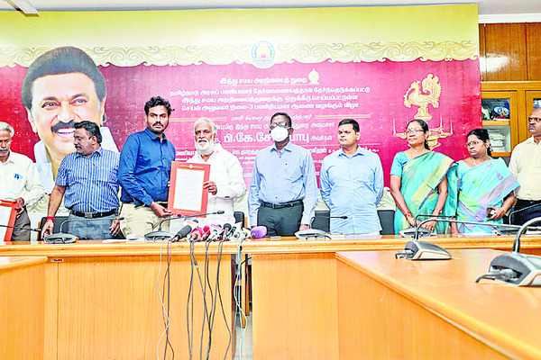 ఉద్యోగ నియామక ఉత్తర్వులను అందజేస్తున్న మంత్రి శేఖర్ బాబు 1