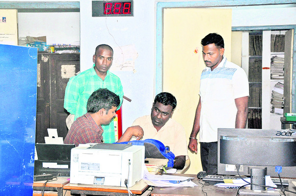 విజిలెన్స్ అదుపులో శివలింగం1