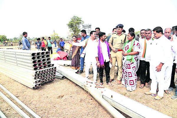 సభ స్థలాన్ని పరిశీలిస్తున్న మంత్రి సీతక్క2