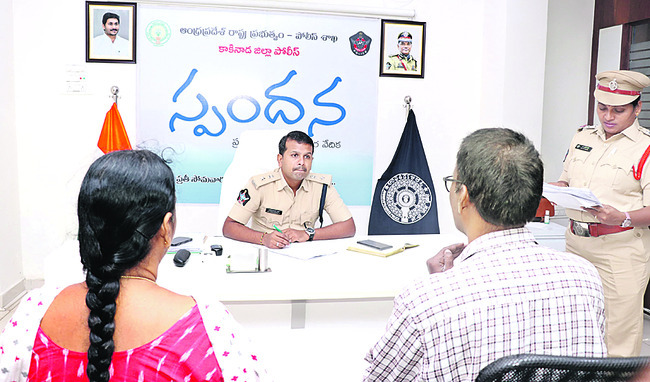 ఫిర్యాదీల సమస్య తెలుసుకుంటున్న 
ఎస్పీ సతీష్‌కుమార్‌ 1