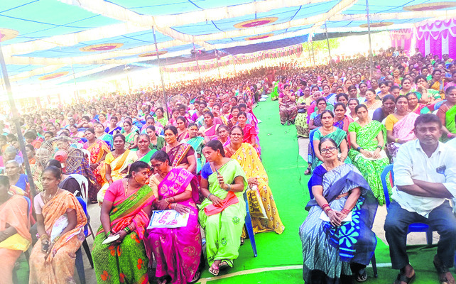 సభకు హాజరైన వేలాది మంది మహిళలు 1