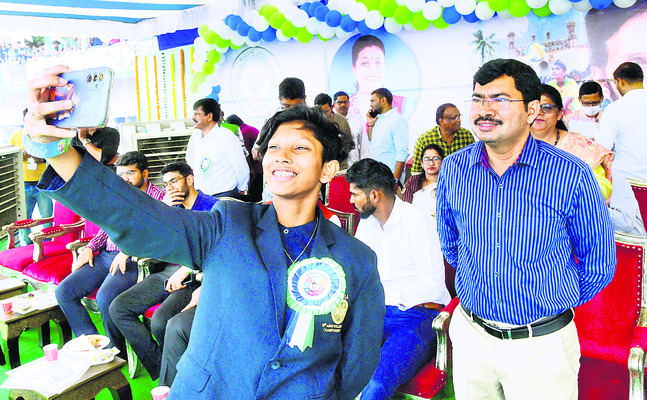 కలెక్టర్ మల్లికార్జునతో సెల్ఫీ5