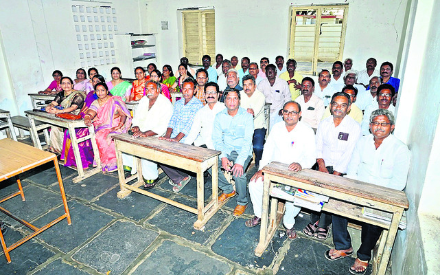 తరగతి గదిలో ఆనందంగా కూర్చున్న పూర్వ విద్యార్థులు  
1