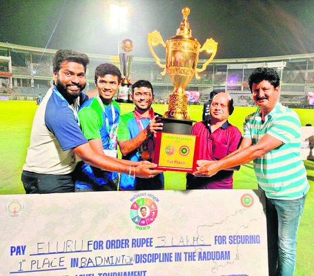 ప్రథమస్థానం సాధించిన బ్యాడ్మింటన్ జట్టు 2
