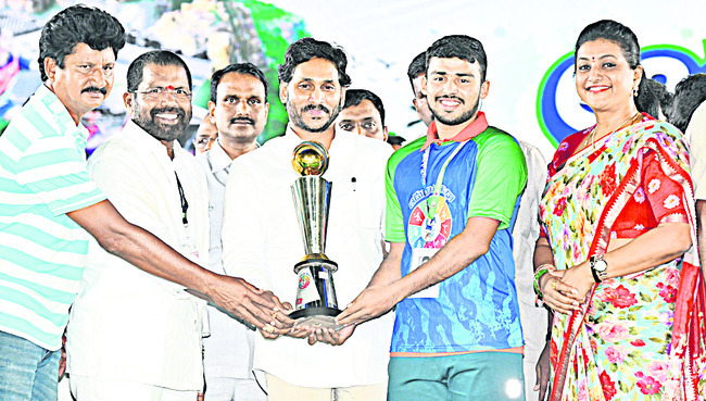 సీఎం వైఎస్ జగన్మోహన్రెడ్డి చేతుల మీదుగా అవార్డు అందుకుంటున్న వంశీకృష్ణరాజు1