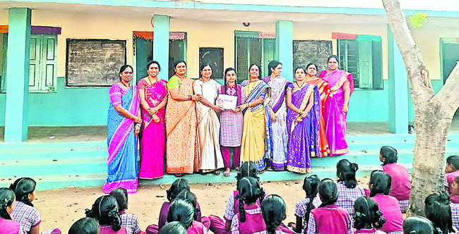 విద్యార్థినిని సన్మానిస్తున్న ఉపాధ్యాయులు
1