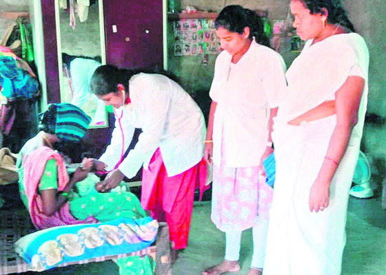 మారుమూల అటవీప్రాంతం రేగులపాడులో పసిపాపకు వైద్య పరీక్షలు చేస్తున్న డాక్టర్ నందిని 1
