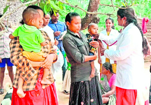 రేపల్లెలో చిన్నపిల్లలకు పరీక్షలు చేస్తున్న వైద్యులు 2