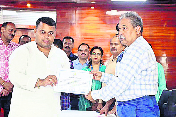 ధ్రువపత్రం అందుకుంటున్న సుభాసిస్ ఖుంటియా2
