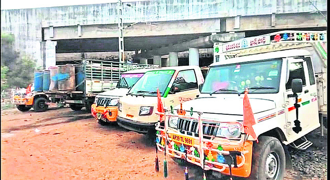 కోళ్ల వ్యర్థాల తరలింపు వాహనాలు1