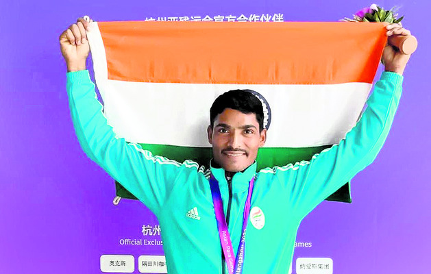 బంగారు పతకాలు సాధించిన 
వెంకటనారాయణ  
1