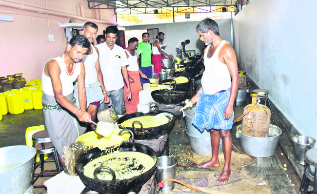 బూందీ తయారు చేస్తున్న వంట మనుషులు2