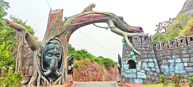 అందంగా రూపుదిద్దిన కొండవీడు స్వాగత ద్వారం1
