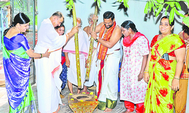 ధాన్యకోట్నోత్సవం నిర్వహిస్తున్న చైర్మన్ రాంబాబు, ఈవో రామారావు1
