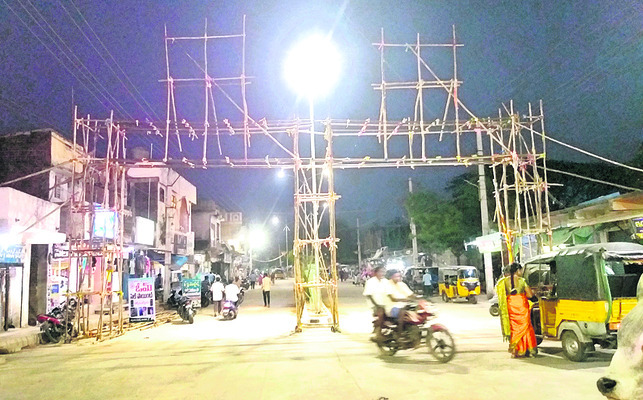 ధర్మపురిలో ఏర్పాటు చేస్తున్న స్వాగత తోరణాలు1
