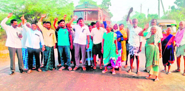 నడిపల్లి ప్రధాన రహదారిపై వైఎస్సార్సీపీ శ్రేణుల రాస్తారోకో 3