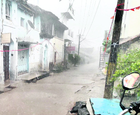 మద్నూర్లో కురుస్తున్న వడగండ్ల వాన2