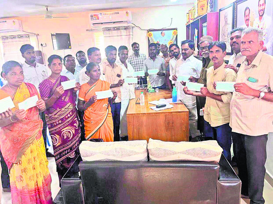 చెక్ అందుకున్న లబ్ధిదారులతో డిప్యూటీ సీఎం నారాయణస్వామి1