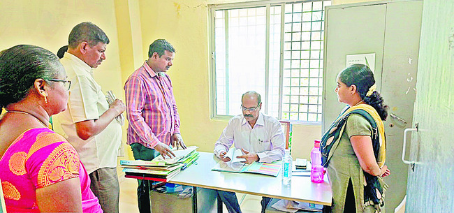 రికార్డులు పరిశీలిస్తున్న రాజశేఖర్ 1