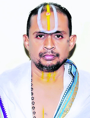 ప్రధాన అర్చకుడు నరసింహాచార్యులు 1