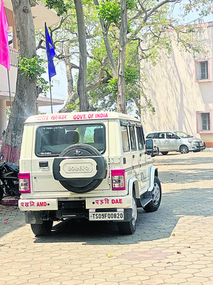 శాస్త్రవేత్తల కోసం విజయవిహార్కు వచ్చిన భారత ప్రభుత్వ వాహనం2