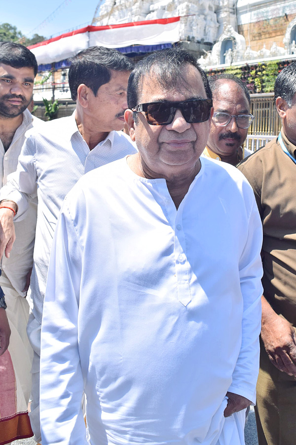 Comedian Brahmanandam Visits Tirumala Tirupati Temple Photos - Sakshi3