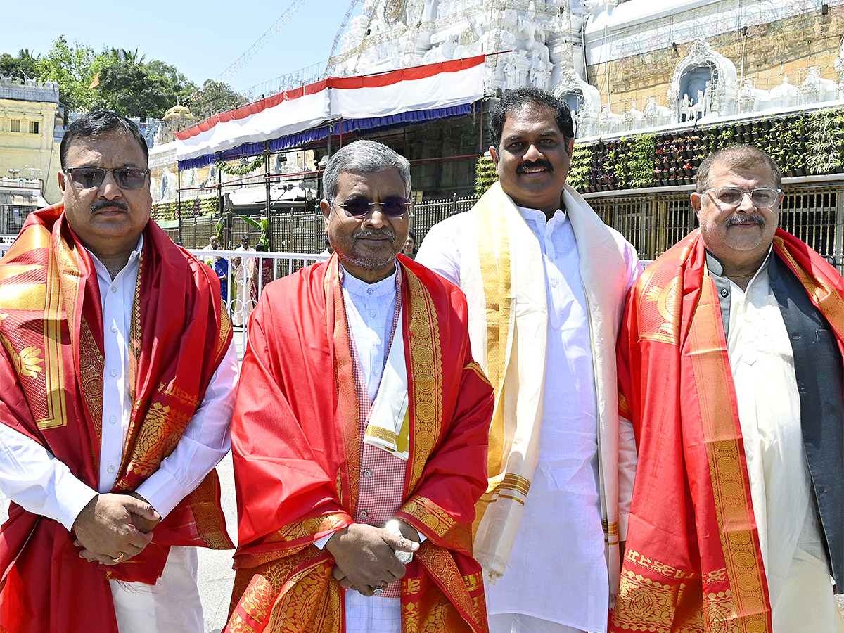 Ram Charan Visits Tirumala Temple - Sakshi12