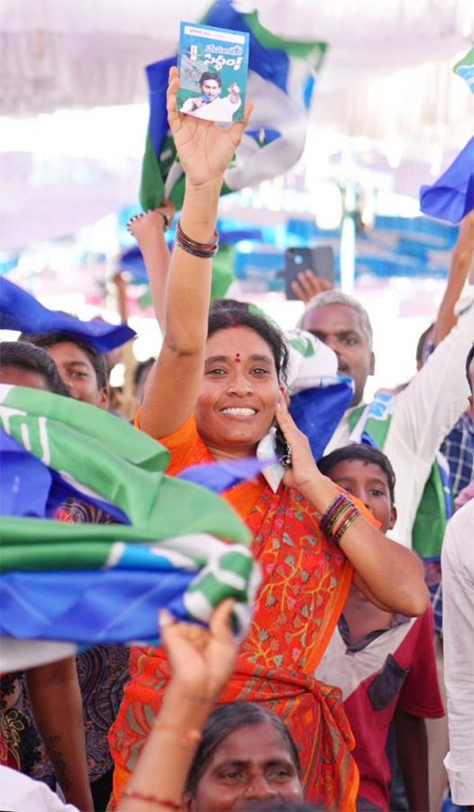 CM YS Jagan Memanta Siddham Bus Yatra Second Day Photos - Sakshi19