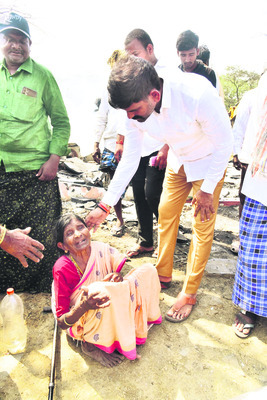 బాధితురాలిని ఓదార్చుతున్న ఎమ్మెల్యే గణేష్2