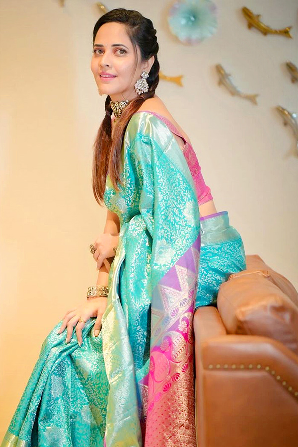 Anasuya Bharadwaj Stunning Saree Looks Photos - Sakshi7