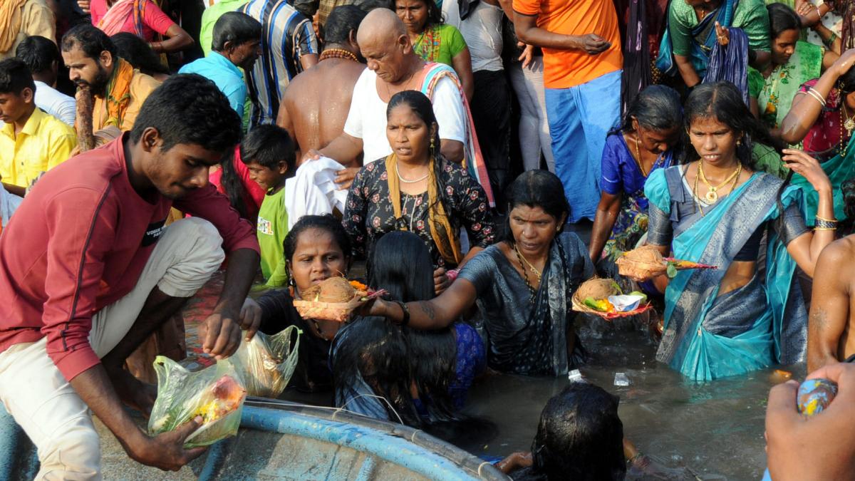 Maha Shivratri 2024: Huge Devotees in Srisailam Photos - Sakshi44