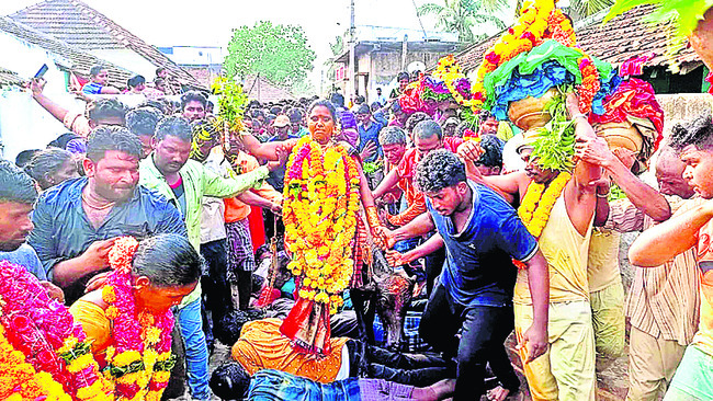 అమీనాబాద్‌ గ్రామంలో దున్నపోతుతో తొక్కించుకుంటున్న గ్రామస్తులుౖ (ఫెల్‌) 1