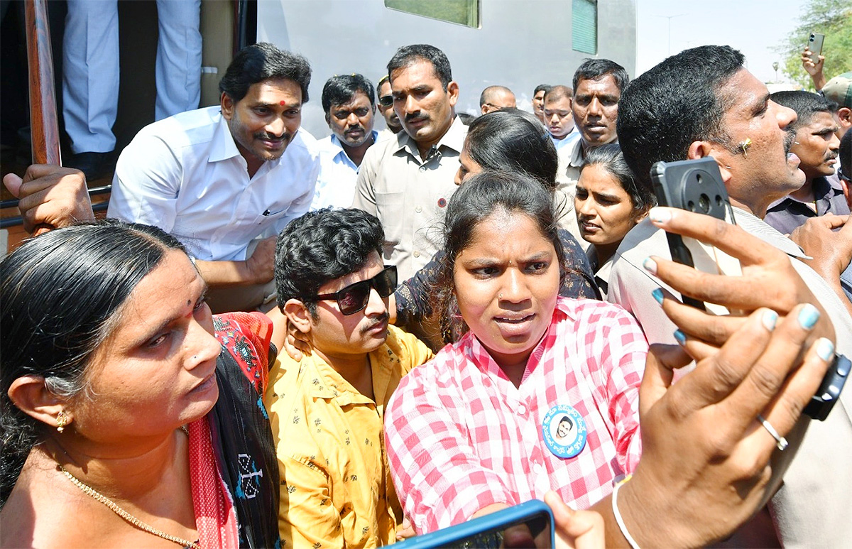 AP CM YS Jagan Road Show at Bathalapalli Photos - Sakshi13