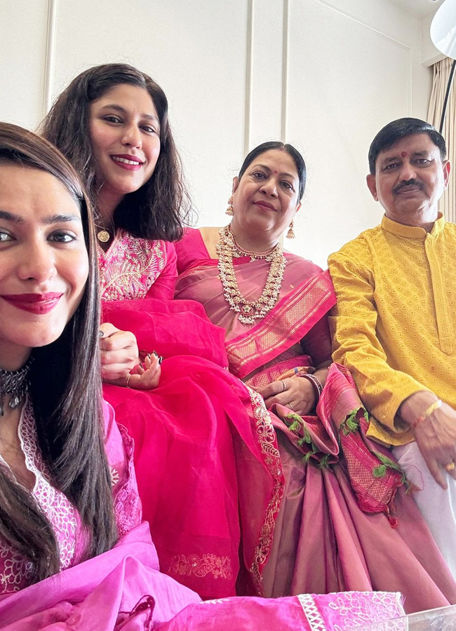 Sitaram Beauty Gudi Padwa Celebrations With Family - Sakshi7