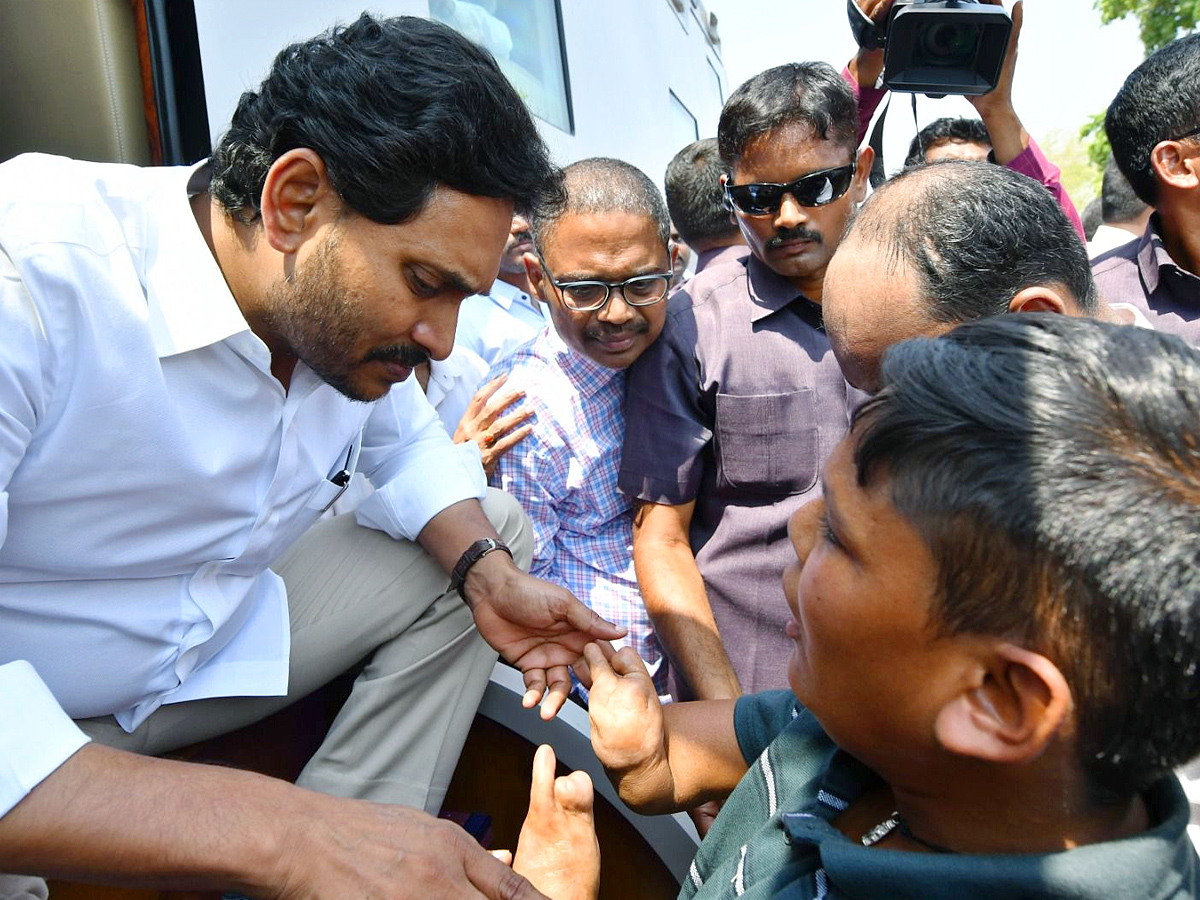 YS Jagan Memantha Siddham Road Show At Palnadu District Photos - Sakshi20