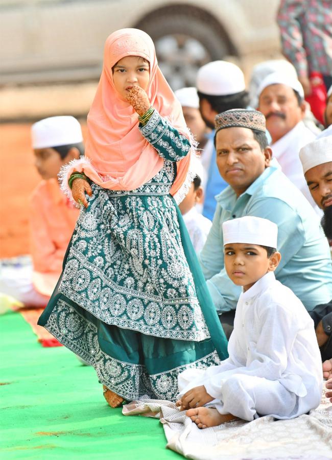 ramzan festival: Muslims offer special prayers Indira Gandhi Municipal Stadium in Vijayawada - Sakshi7