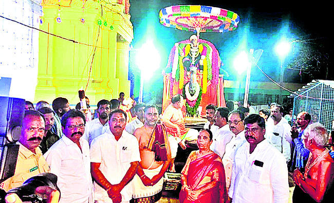 ఆంజనేయస్వామిని ఊరేగిస్తున్న దృశ్యం 1