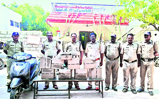 మద్యాన్ని చూపుతున్న సెబ్‌ పోలీసులు   1