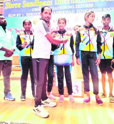 బంగారు పతకాలు సాధించిన విద్యార్థినులు 1