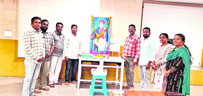 పూలేకు నివాళులర్పిస్తున్న కలెక్టరేట్ సిబ్బంది1