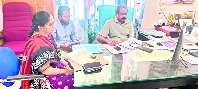 మాట్లాడుతున్న ఇన్చార్జి డీఎంహెచ్ఓ రవిరాజు 2