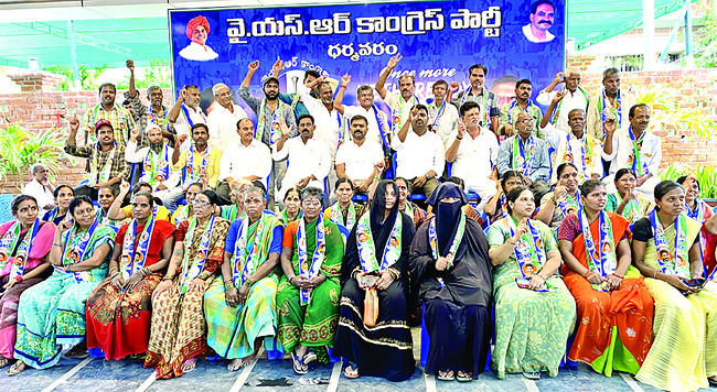 14వ వార్డు కౌన్సిలర్‌ గుజ్జల శివ ఆధ్వర్యంలో 
వైఎస్సార్‌సీపీలోకి చేరిన 90 కుటుంబాలు  1