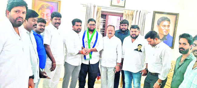 హేమంత్ చౌదరికి కండువా వేస్తున్న ఎమ్మెల్యే వెంకటేగౌడ 1