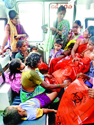 కలుషిత ఆహారం తిని అస్వస్థతకు గురైన వారిని
108 వాహనంలో ఆస్పత్రికి తరలిస్తున్న దృశ్యం1