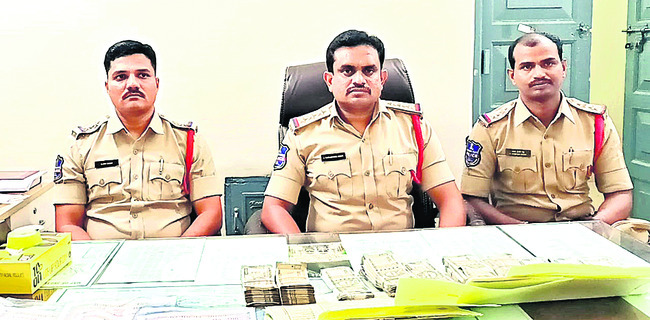 ధర్మపురిలో నగదు, ప్రామిసరీ నోట్లు చూపుతున్న సీఐ రాంనర్సింహారెడ్డి2