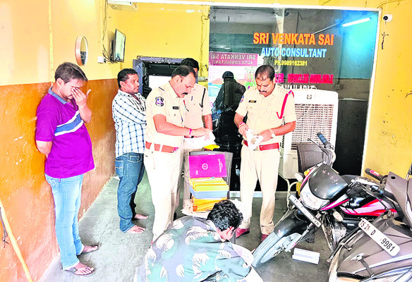 జగిత్యాల: తనిఖీ చేస్తున్న సీఐ వేణుగోపాల్1