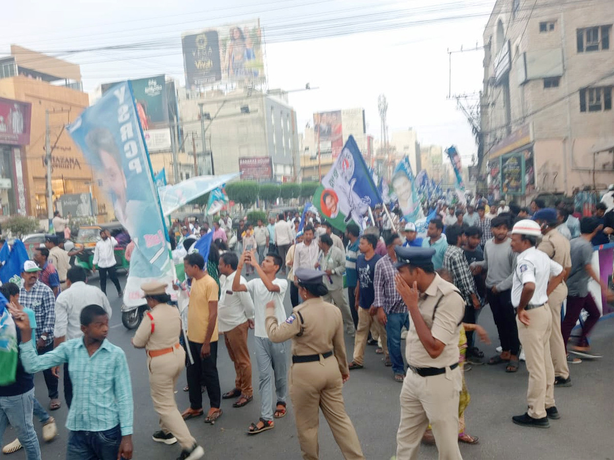 CM Jagan Memantha Siddham Bus Yatra At Kanaka Durga Varadhi in Rain Photos - Sakshi4