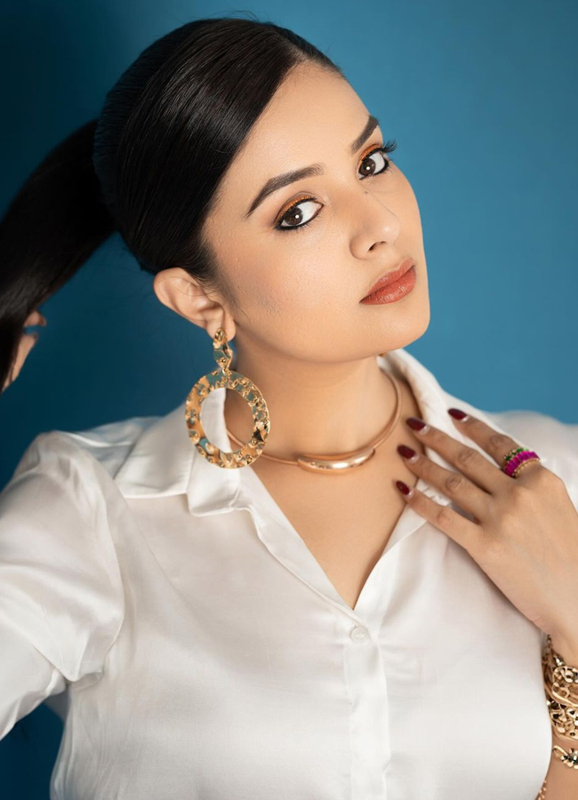 Anchor Sreemukhi Beautiful Photos - Sakshi4