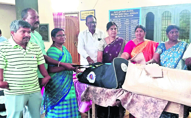 జీపీల బాధ్యులకు కిట్లు పంపిణీ చేస్తున్న అధికారులు (ఫైల్)1