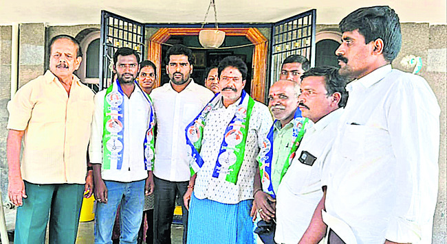 పెద్దపంజాణి: కండువాలు కప్పి పార్టీలోకి
ఆహ్వానిస్తున్న ఎమ్మెల్యే వెంకటేగౌడ 1